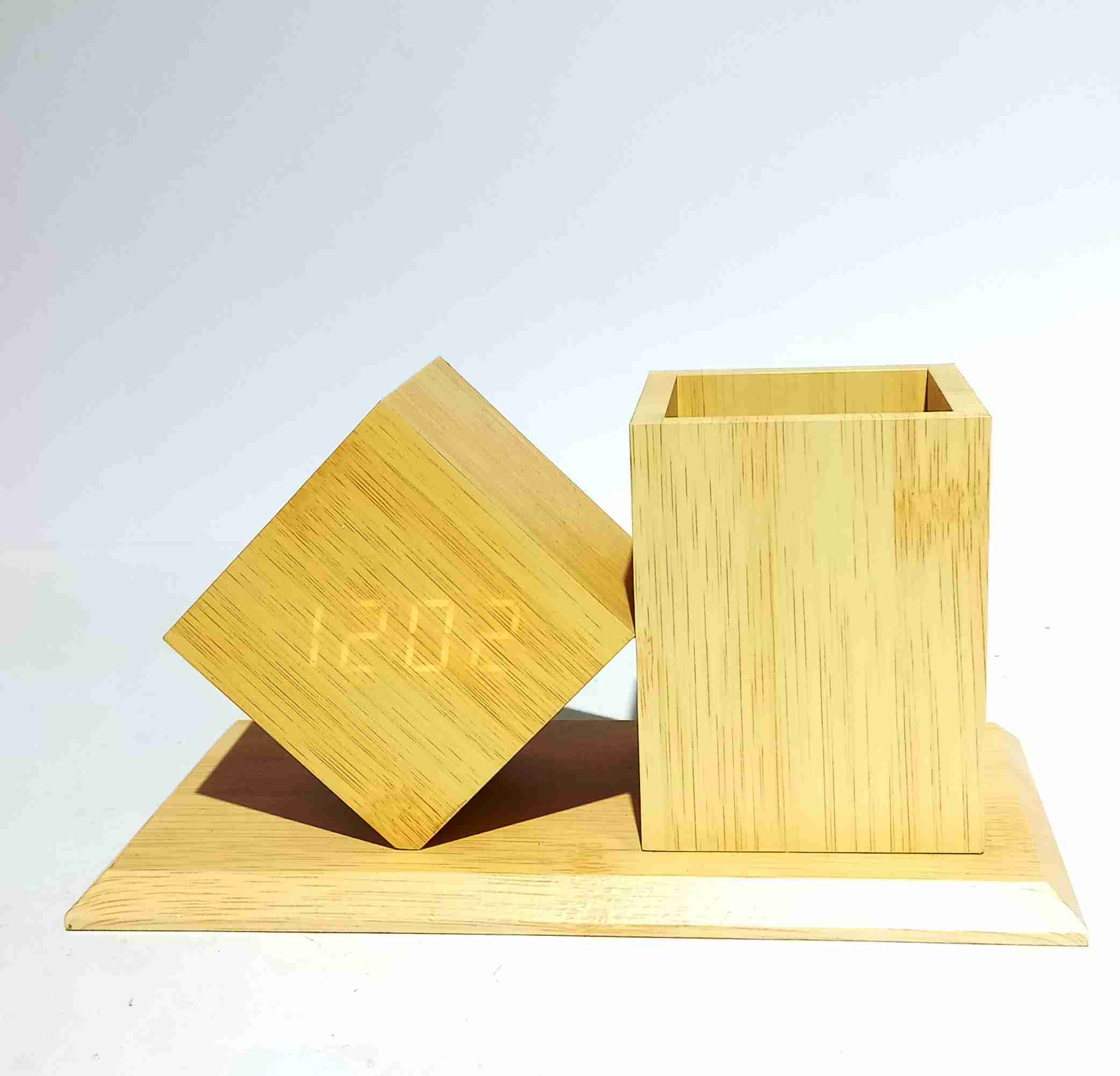pot a stylo wooden clock